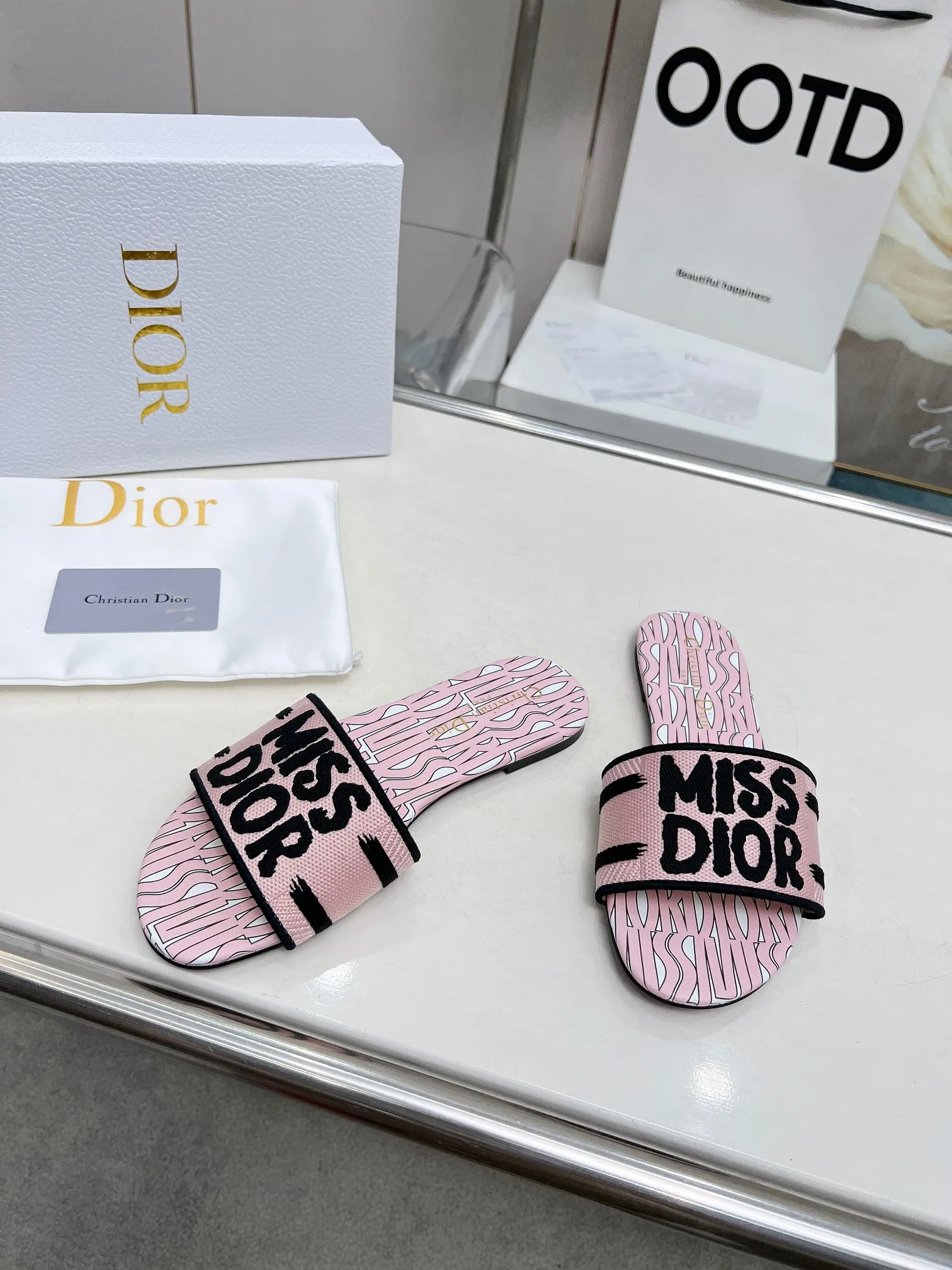 👟👟Ex-factory price 300👟👟 •Dior women's presbyopic embroidered leather-soled slippers Christian Dior has always been synonymous with magnificence and elegance, and has always been at the top of the fashion world👍 What is particularly worth mentioning is: the embroidered ✨ pattern on the sole, which reproduces one of the cherished symbols of Christian Dior✅More than a hundred colors to choose from ◽️️Upper: selected top-quality embroidered cotton ◽️Inner lining: imported sheepskin ◽Number 35-40 (41.42.43 customized)